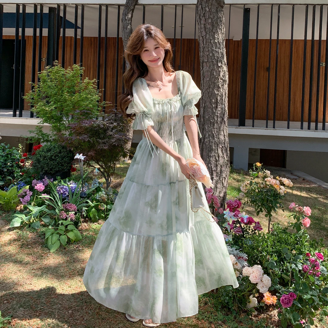 法式浪漫碎花方领连衣裙女夏季2025新款度假风气质收腰显瘦长裙潮