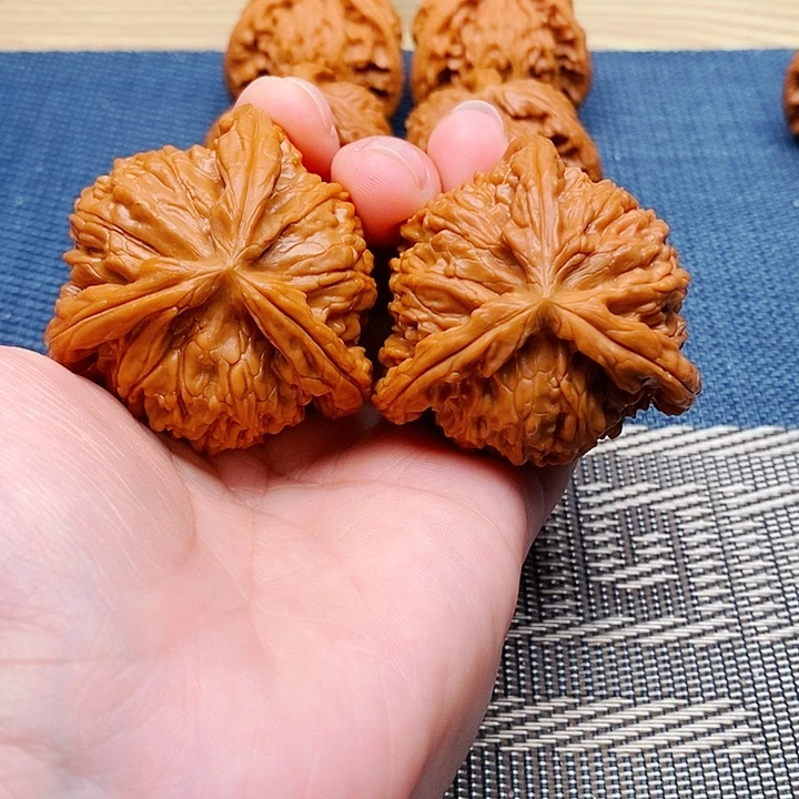 阳***缕文玩核桃吊坠三棱