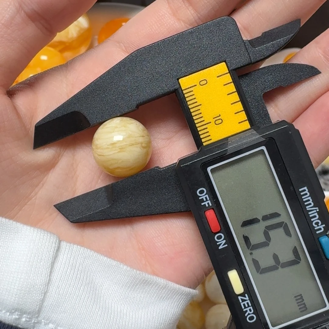 是***光琥珀未镶嵌裸石蜜蜡圆珠