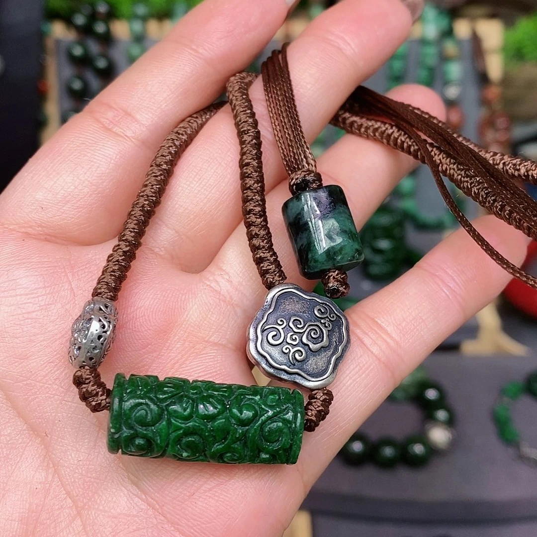 翡翠颈饰未镶嵌漂亮美眉