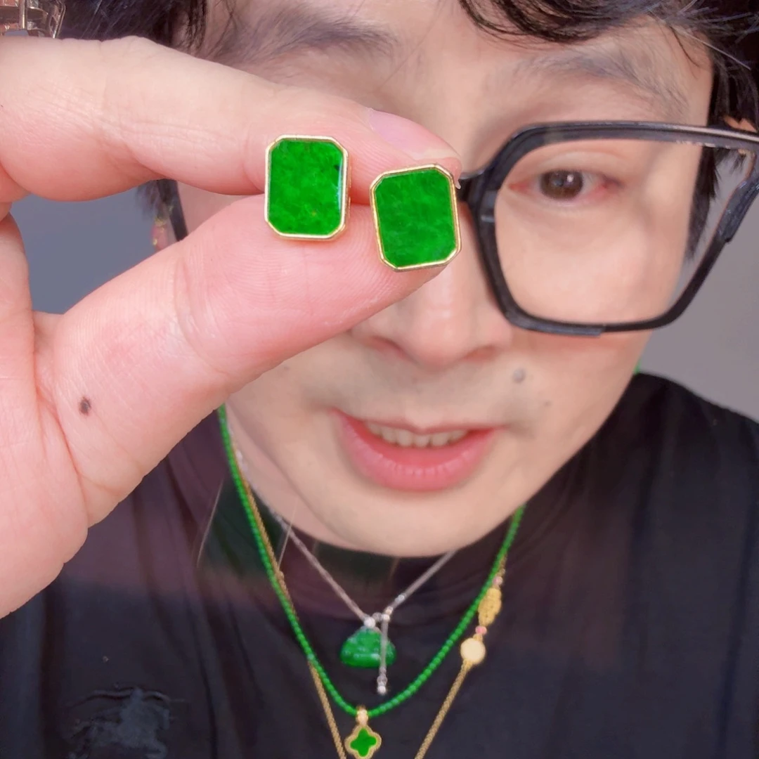 翡翠未镶嵌颈饰一对