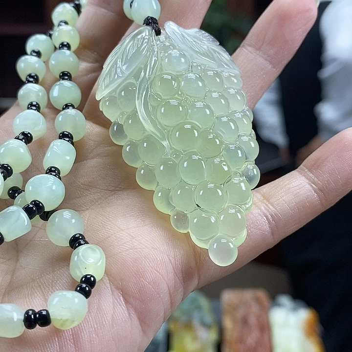 蛇纹石玉未镶嵌颈饰