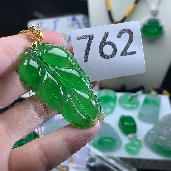 翡翠未镶嵌吊坠(赠链)