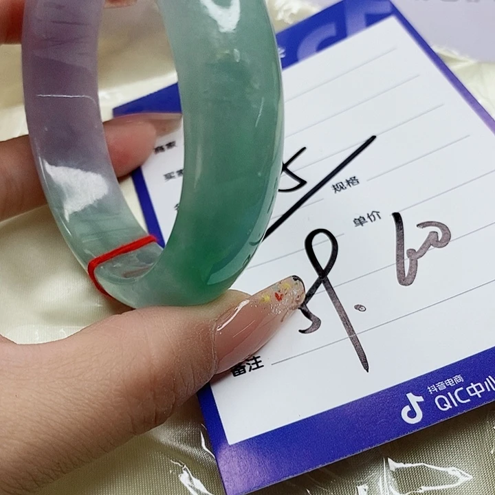翡翠手镯未镶嵌翡翠