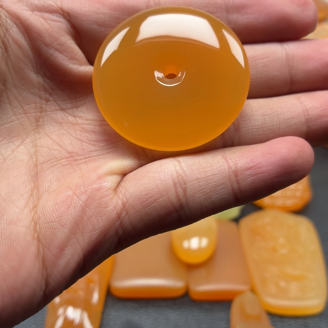 石英质玉（黄龙玉）未镶嵌颈饰