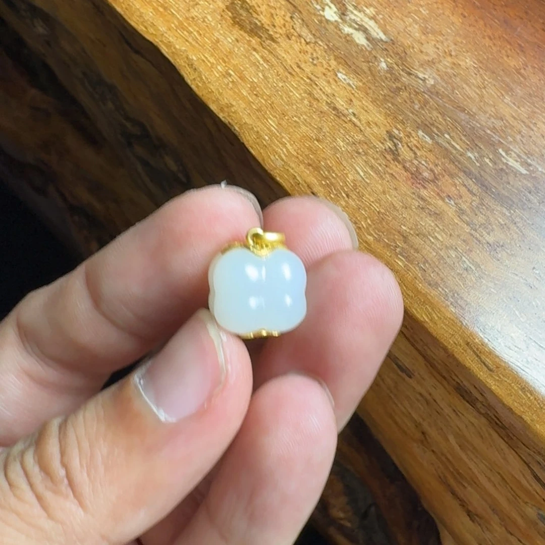 和田玉吊坠18K金镶嵌白玉柿子