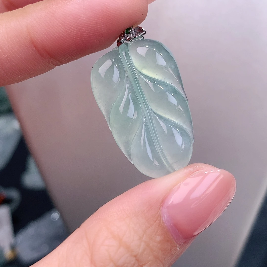 颈饰18K金镶嵌翡翠高冰甜绿叶子