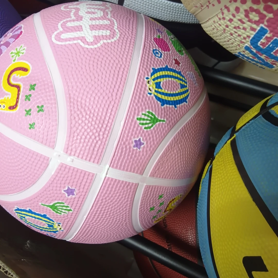 室内运动篮球随机颜色图案适合学生训练的耐打皮球5号