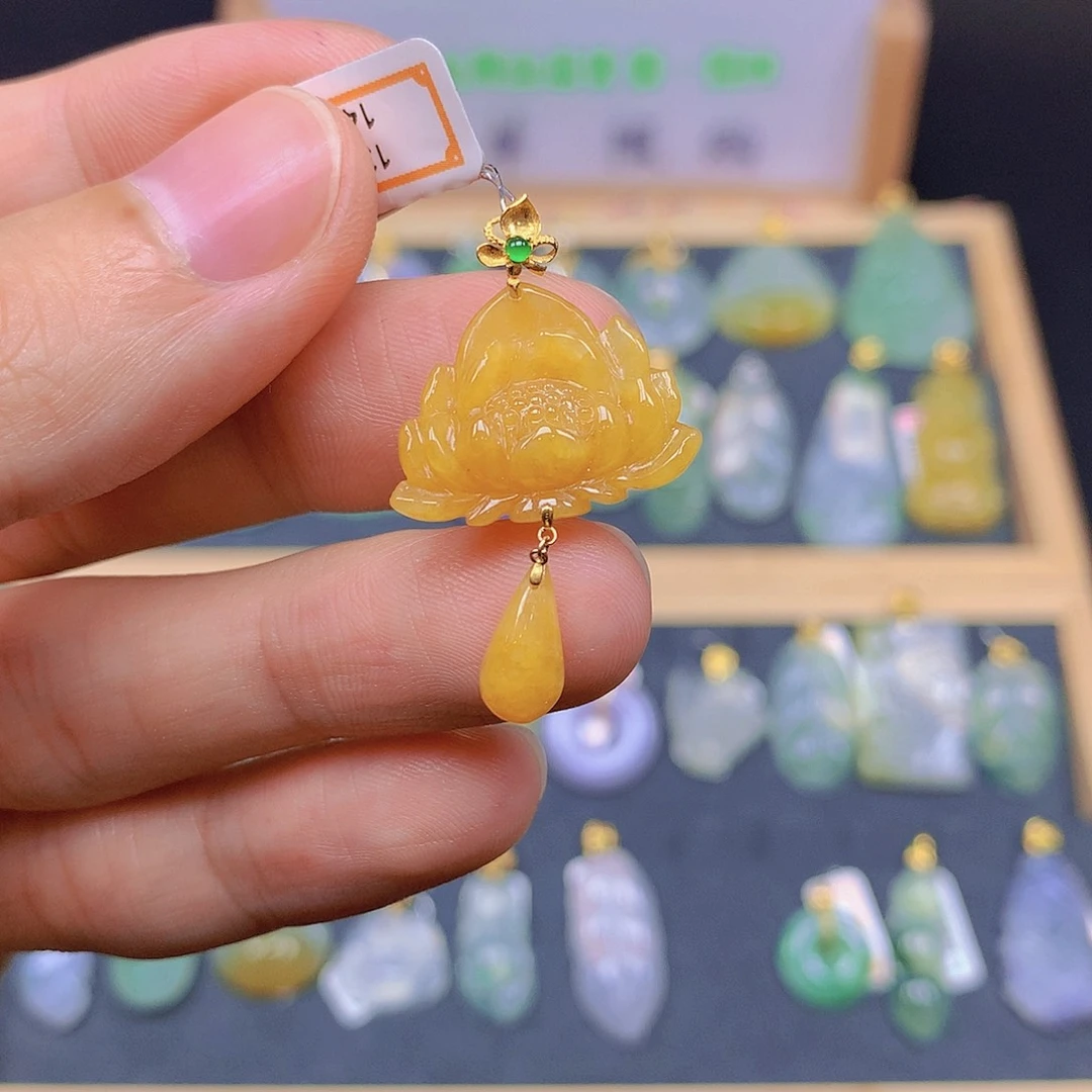 翡翠18K金镶嵌颈饰翡翠