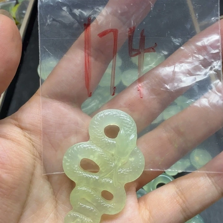 透闪石-蛇纹石玉吊坠未镶嵌