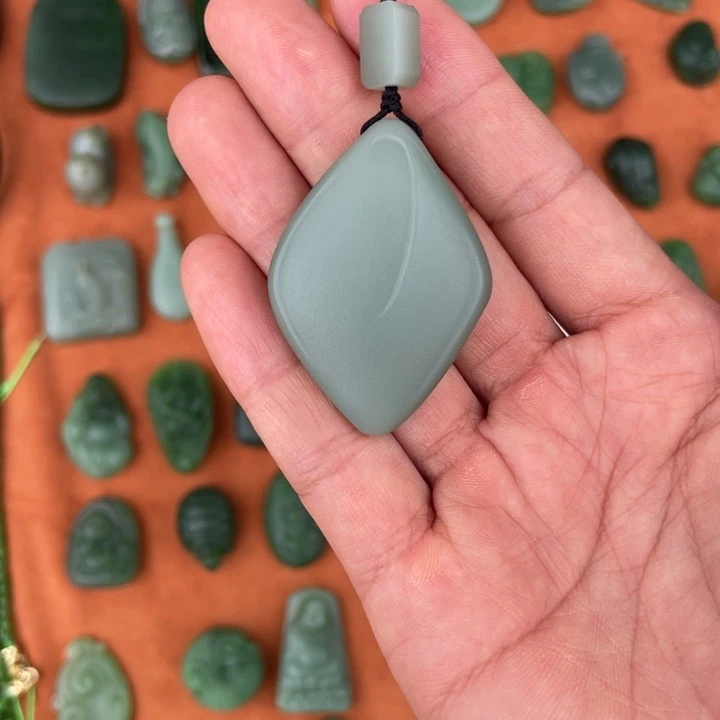 颈饰9K金镶嵌和田玉