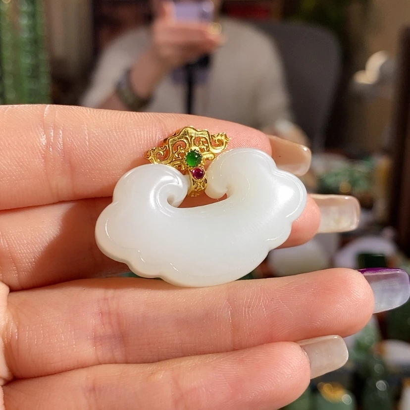 【闪购商品】吊坠(赠链)18K金镶嵌和田玉