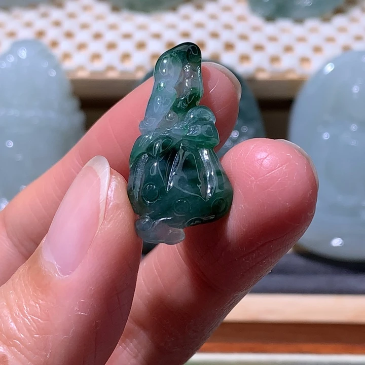 翡翠未镶嵌颈饰莲蓬