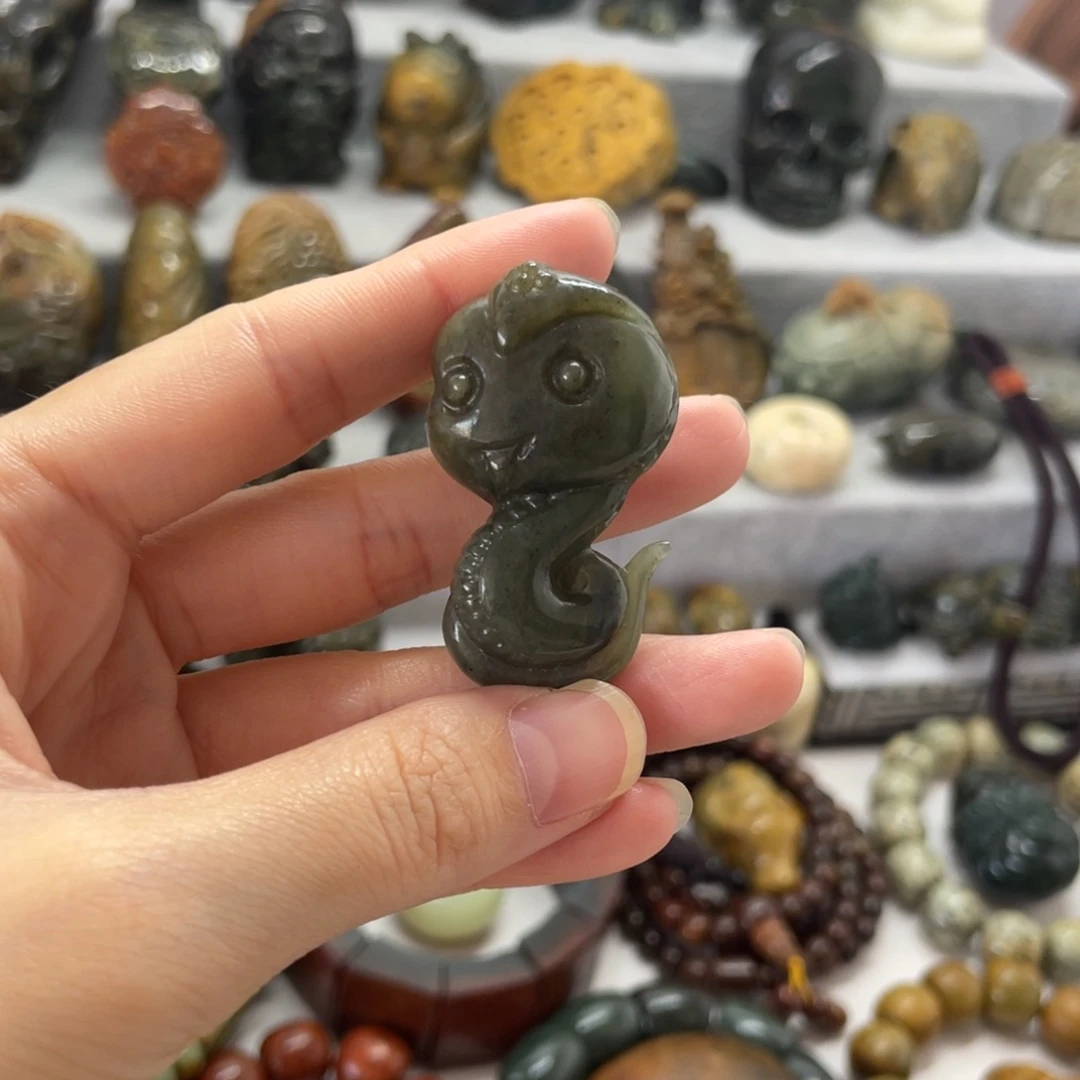 透闪石质玉未镶嵌挂件