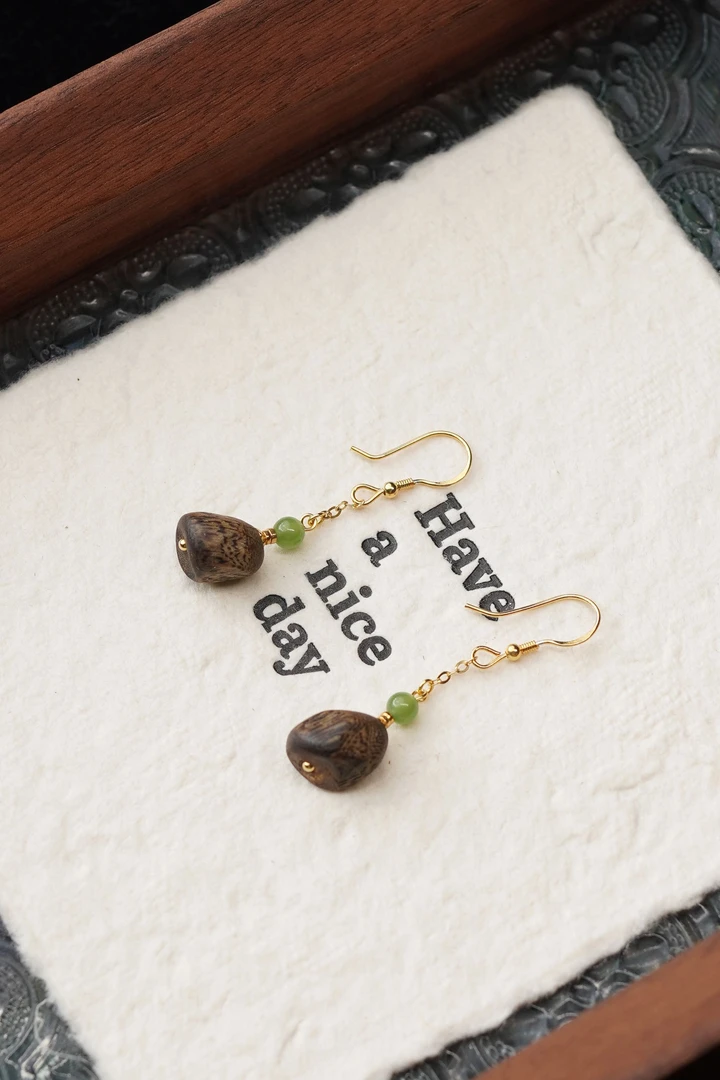 沉香天然莺歌绿棋楠金沙叶沉水沉香随形珠耳环