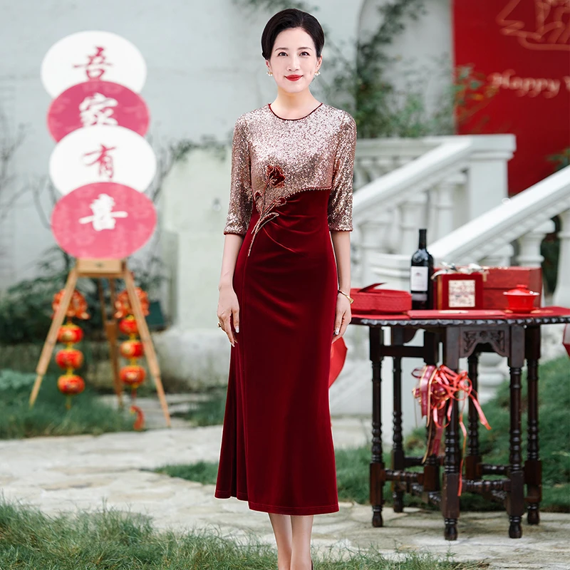 2025新款十一月酒红色高端轻奢喜婆婆婚宴装高定喜妈妈金丝绒礼服