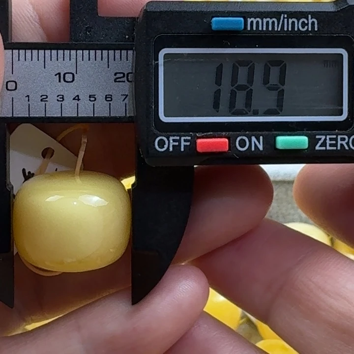 未镶嵌琥珀裸石30