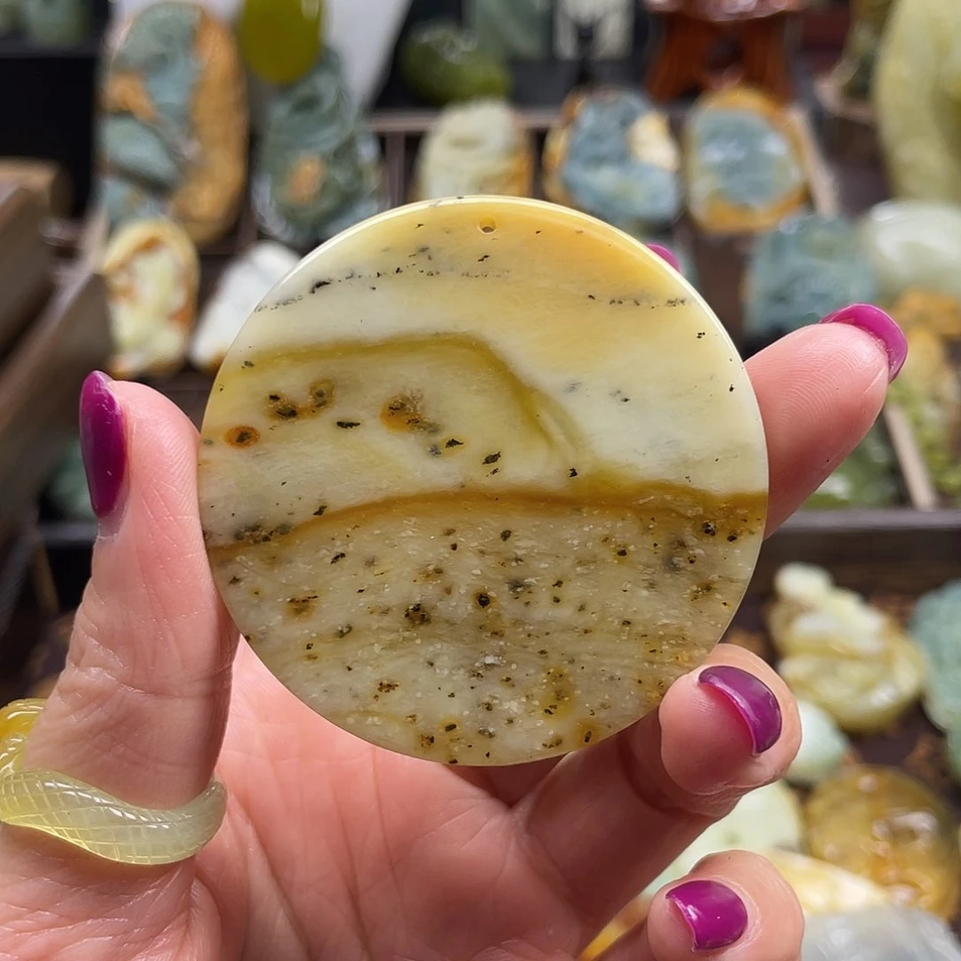 蛇纹石玉颈饰未镶嵌盛**年花玉