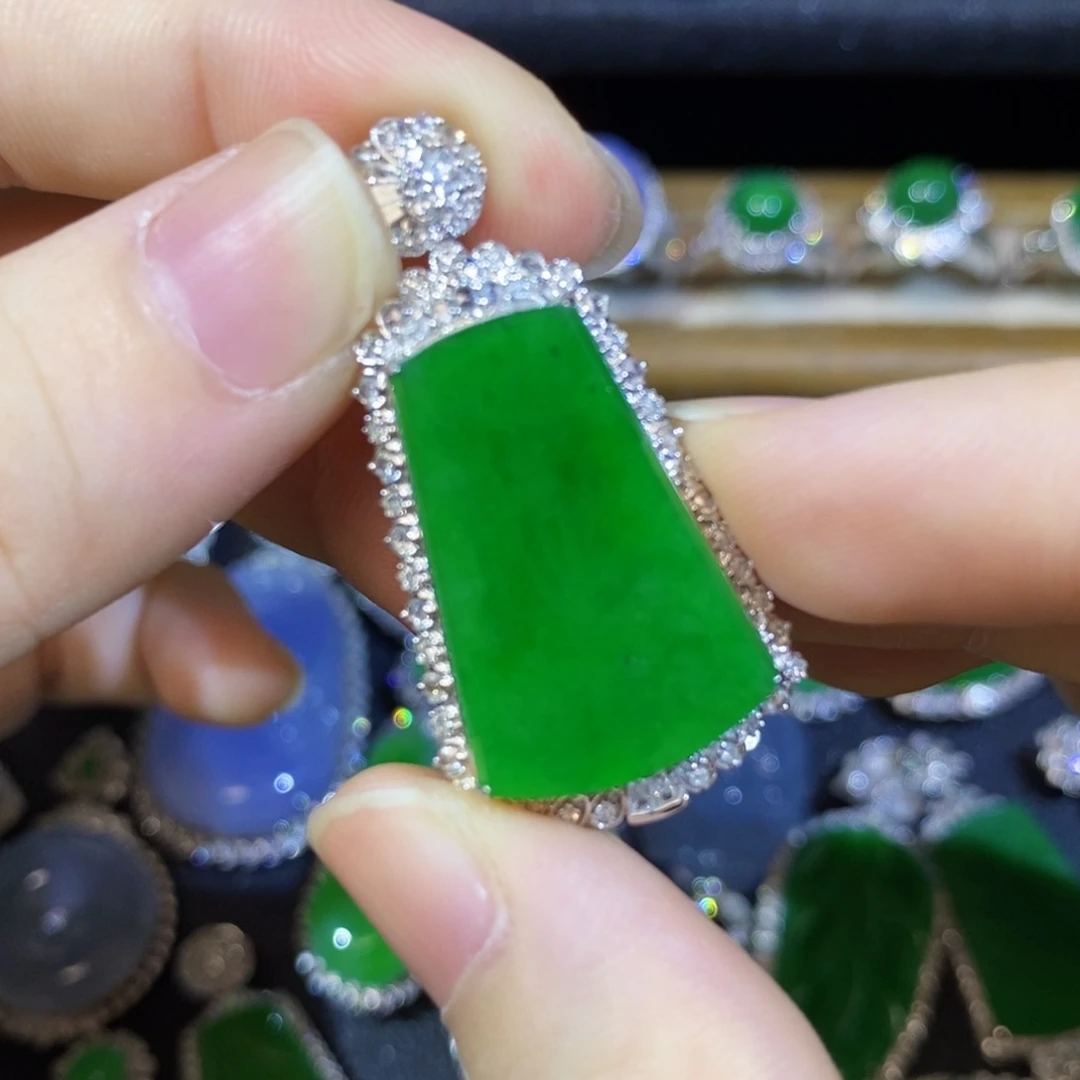 翡翠18K金镶嵌颈饰