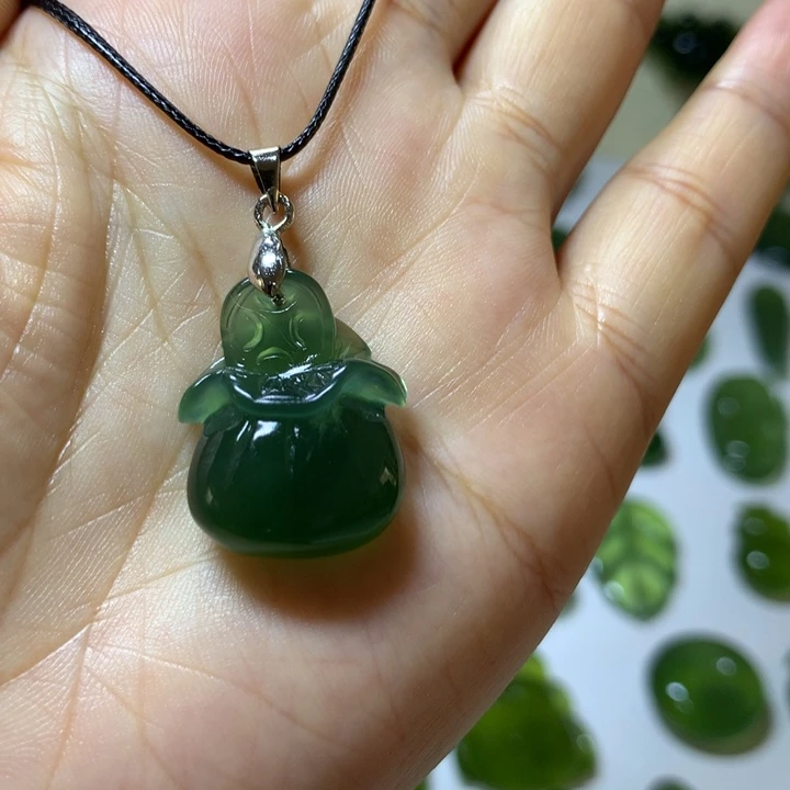 岫玉未镶嵌颈饰吊坠