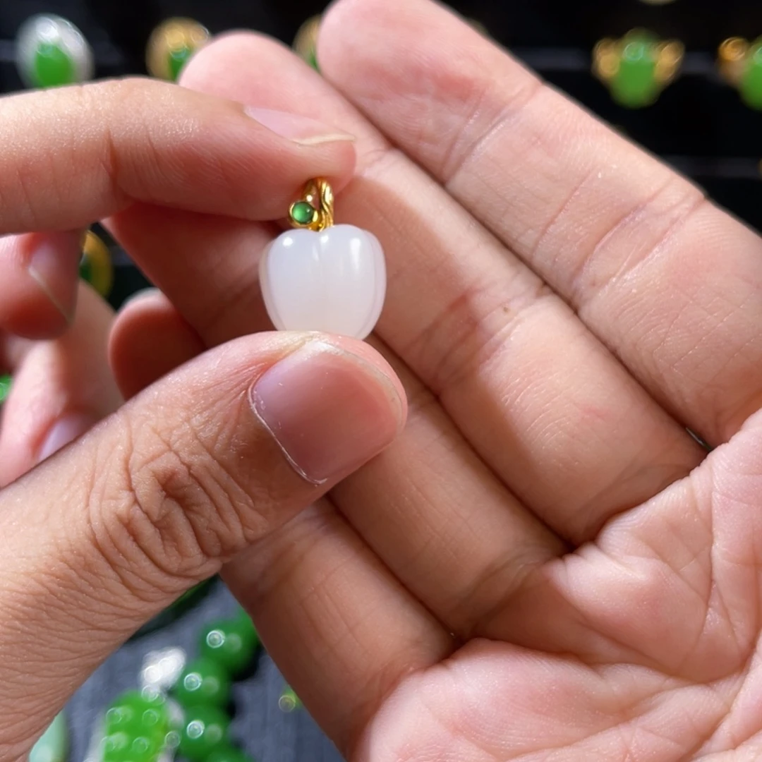 和田玉18K金镶嵌颈饰羊脂白南瓜吊坠