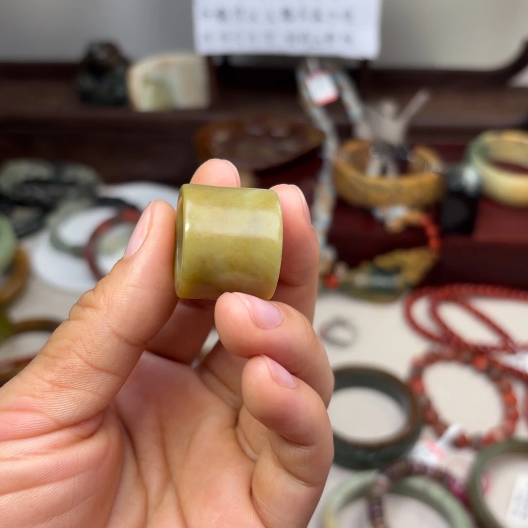 和田玉颈饰未镶嵌画****界