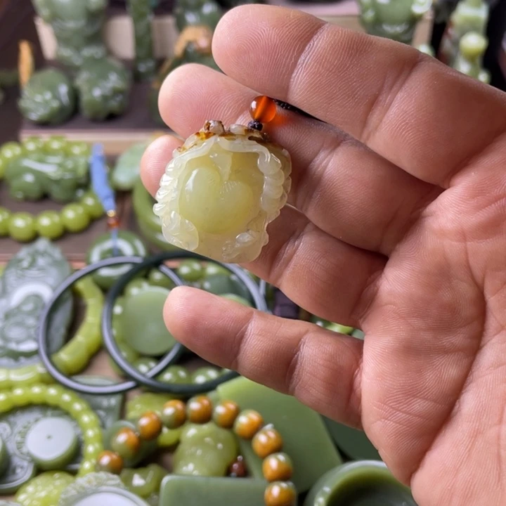 岫岩老玉（透闪石质玉）未镶嵌颈饰