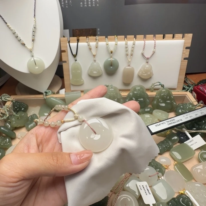 熟****颈饰未镶嵌和田玉