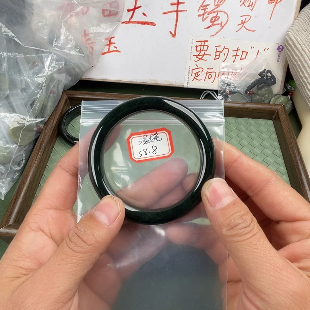 温***婉和田玉未镶嵌手镯