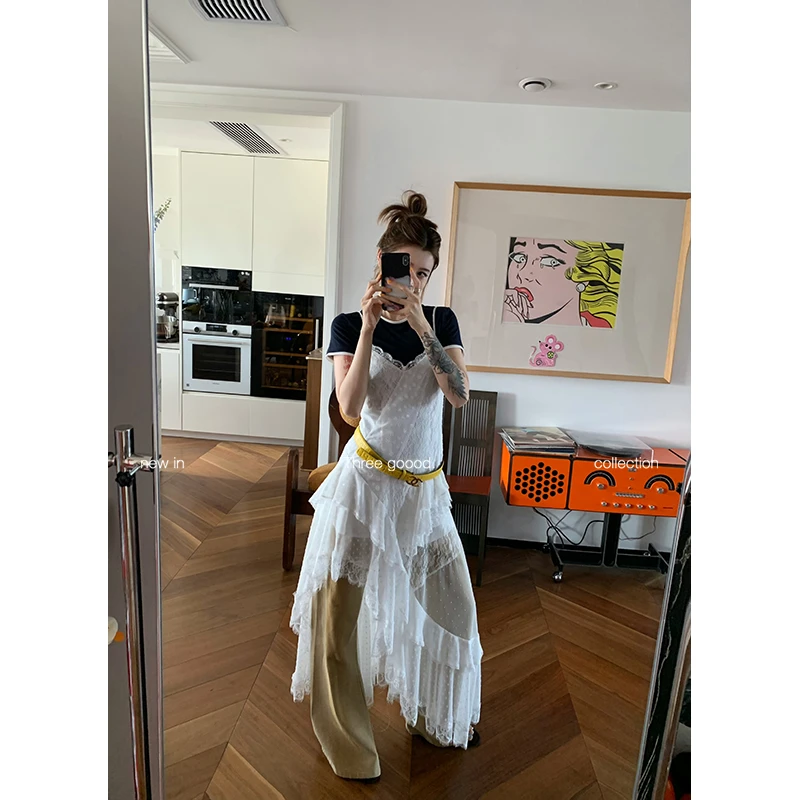 THREE GOOOD/三吉不规则层次感波点拼接蕾丝白色吊带裙Y725Q01312