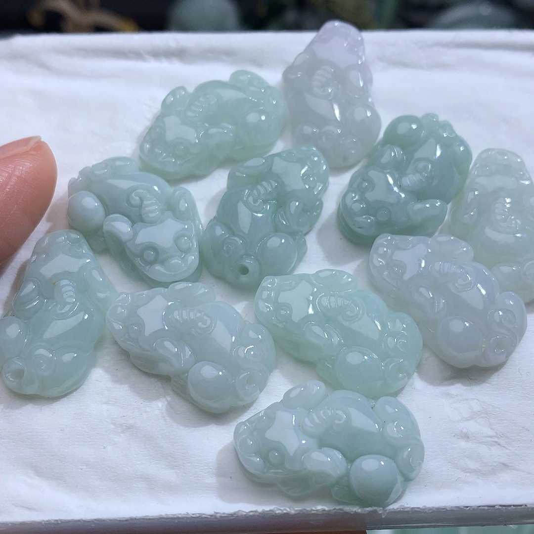 翡翠未镶嵌颈饰，多样发其一对