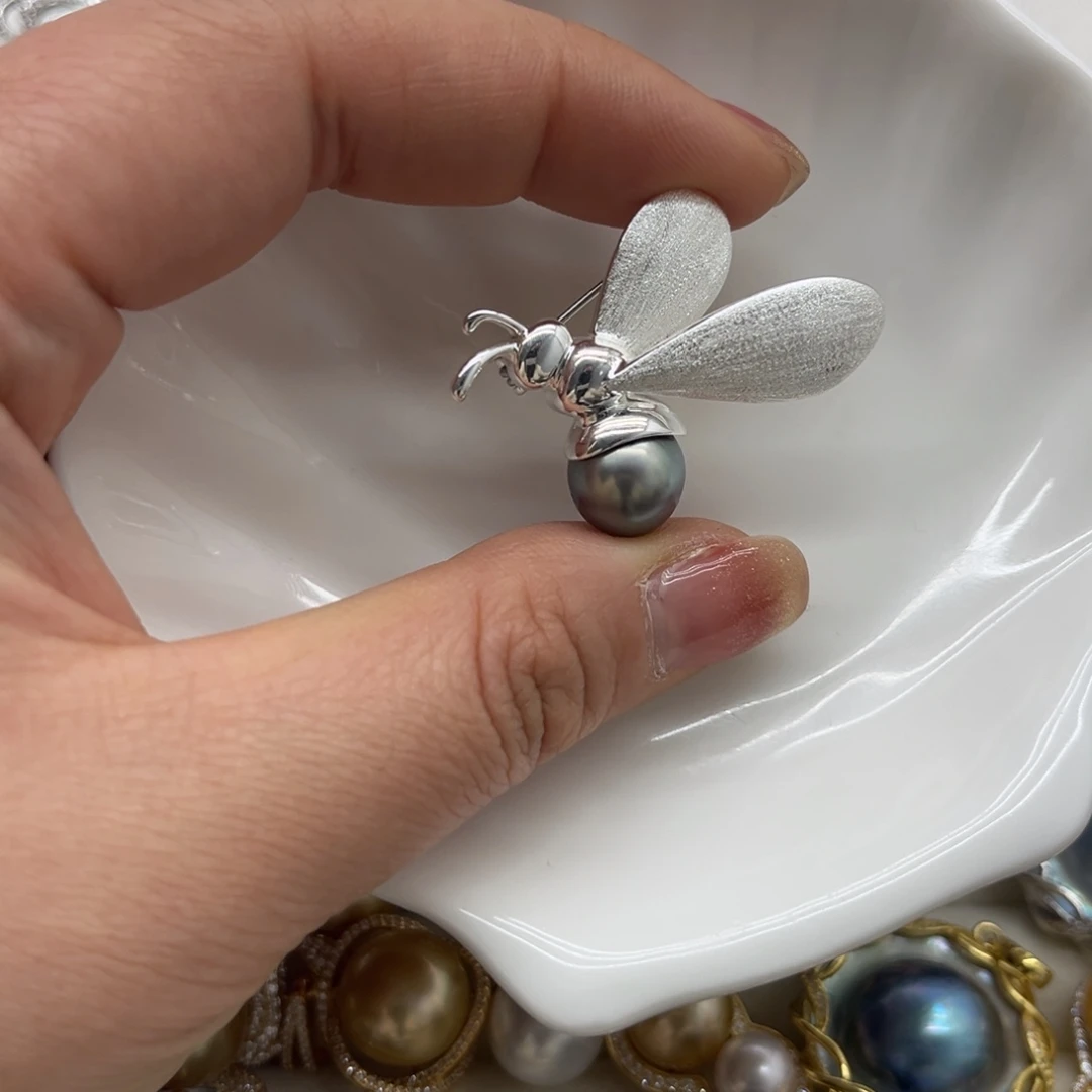 海水珍珠合金胸饰