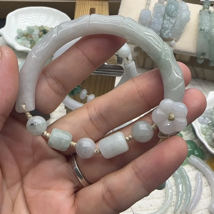 荣***儿未镶嵌手链翡翠半镯