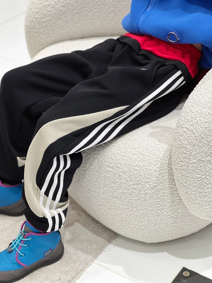 亿洋潮牌童装“爆竹喝彩”儿童限量款一体绒卫裤B5623