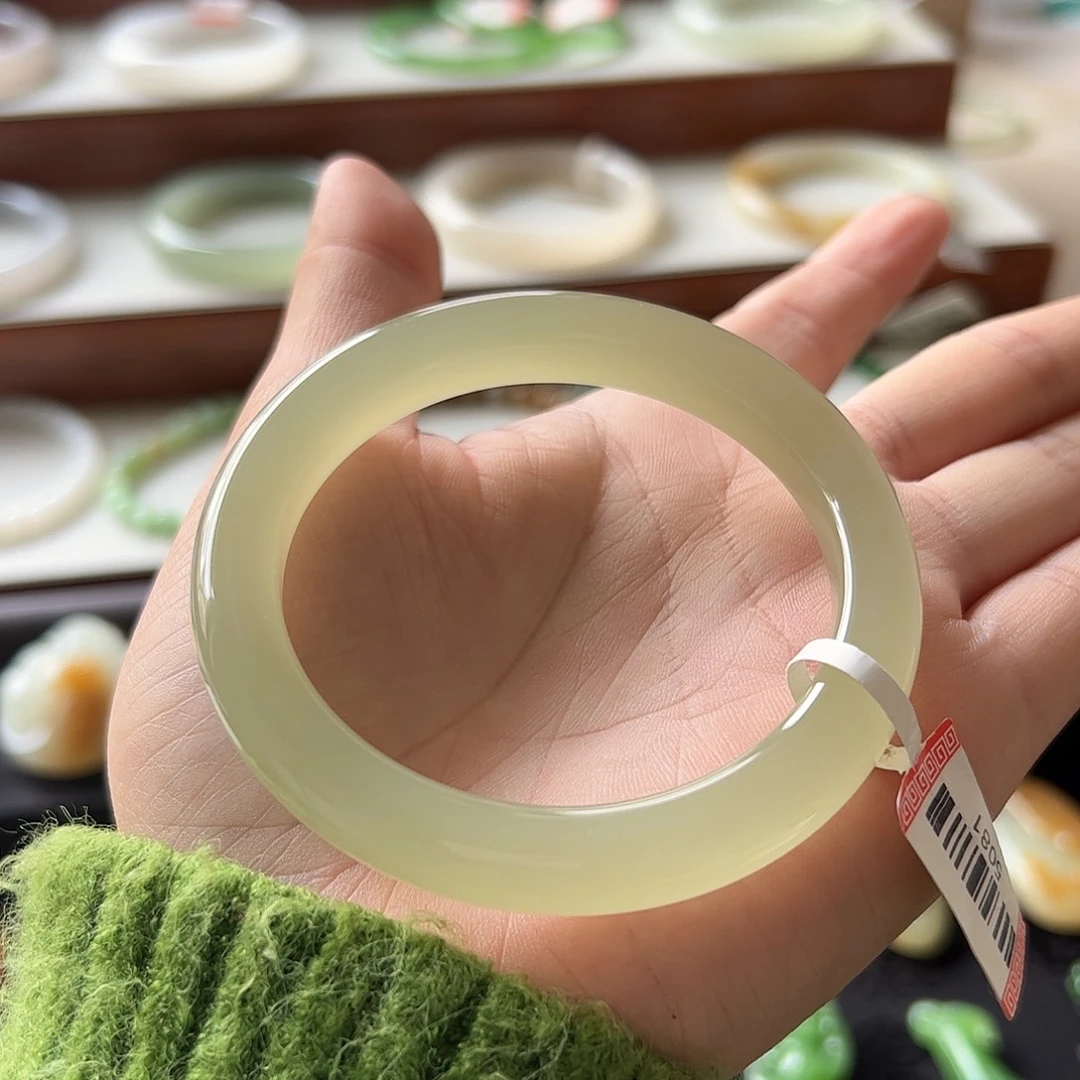 清***风和田玉未镶嵌手镯