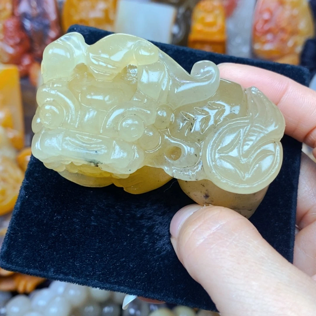 石英质玉（黄龙玉）未镶嵌颈饰
