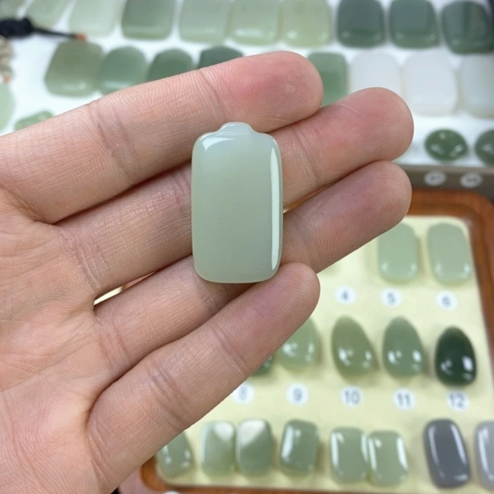 和田玉颈饰未镶嵌孙****后