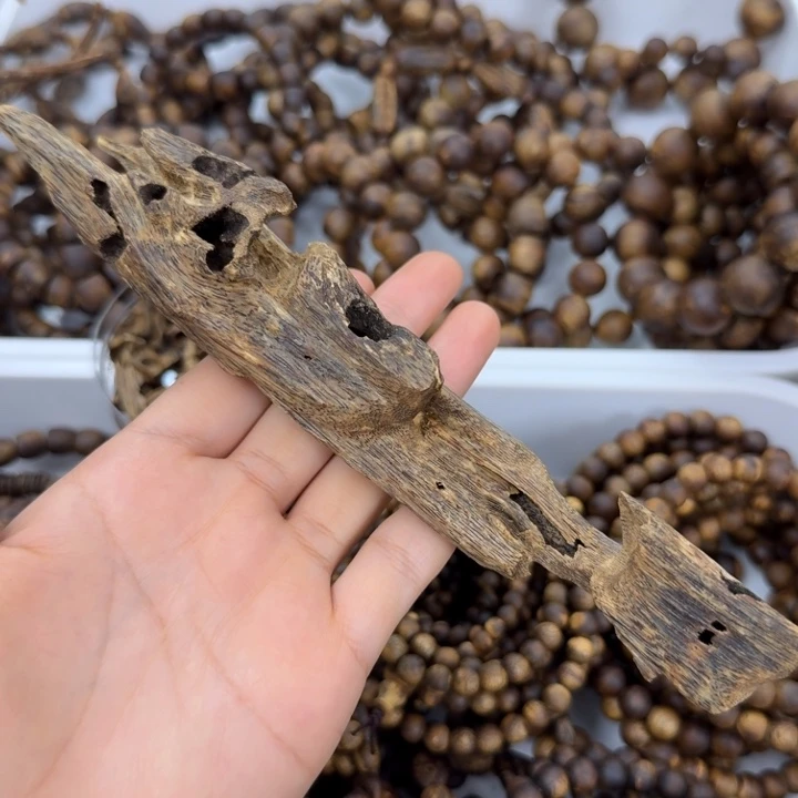 逗***留摆件沉香绿奇楠虫漏摆件淳化老料