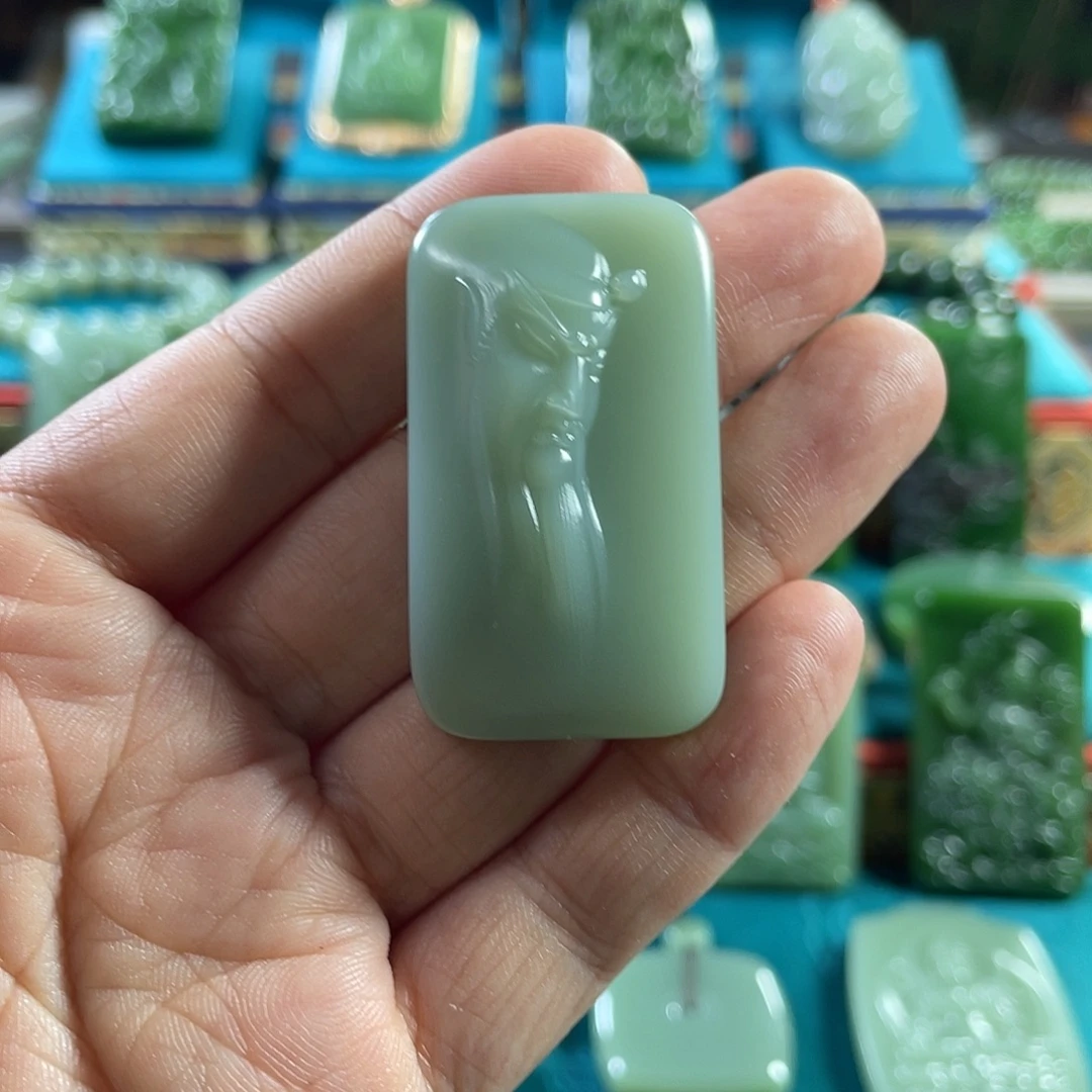 滚***尘和田玉未镶嵌颈饰