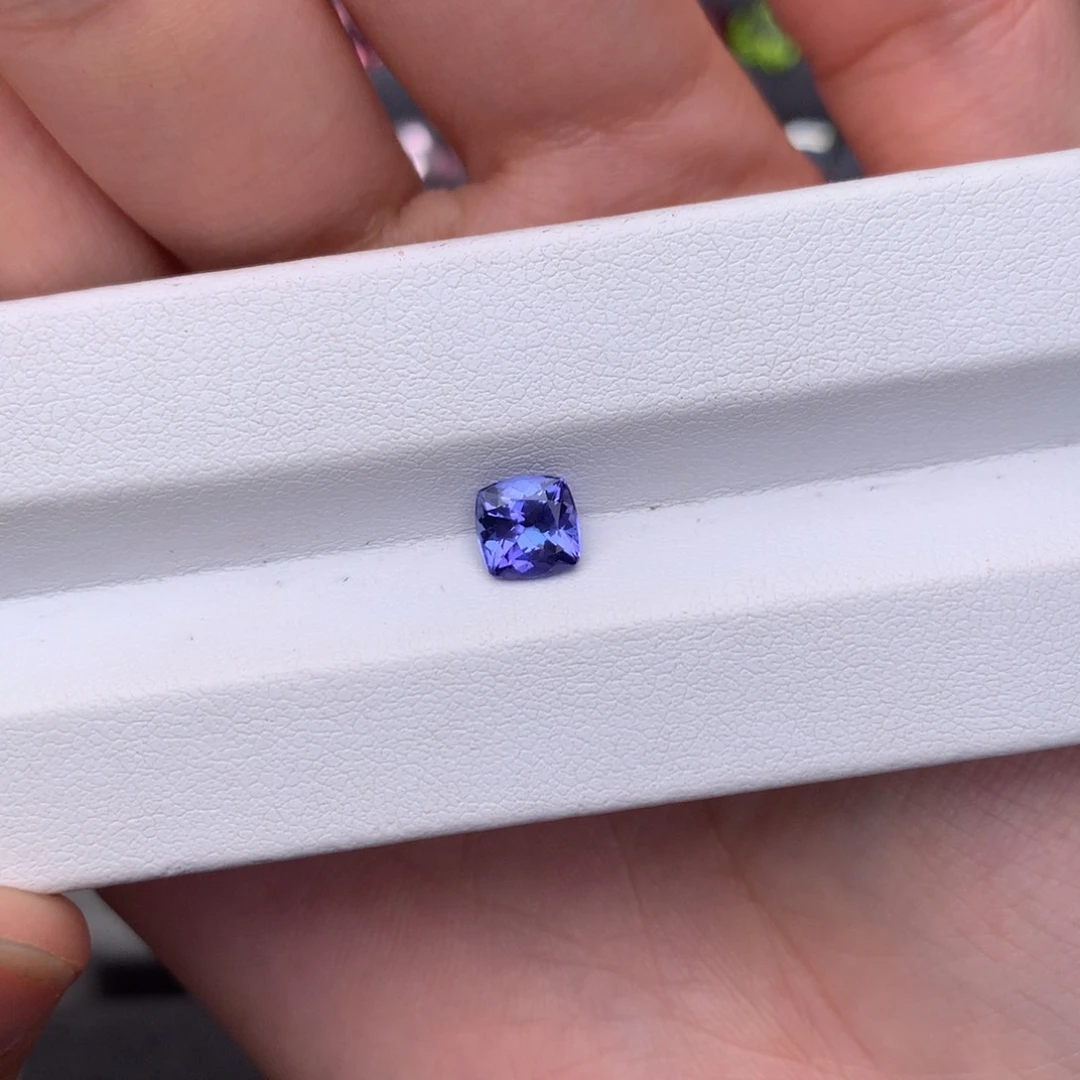 未镶嵌裸石坦桑石1.065ct  6×6mm