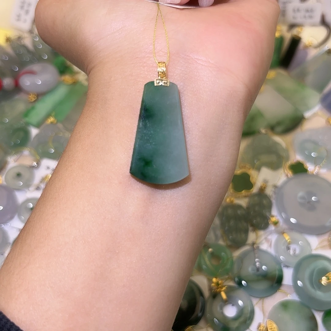 夏***夏翡翠18K金镶嵌颈饰无事牌