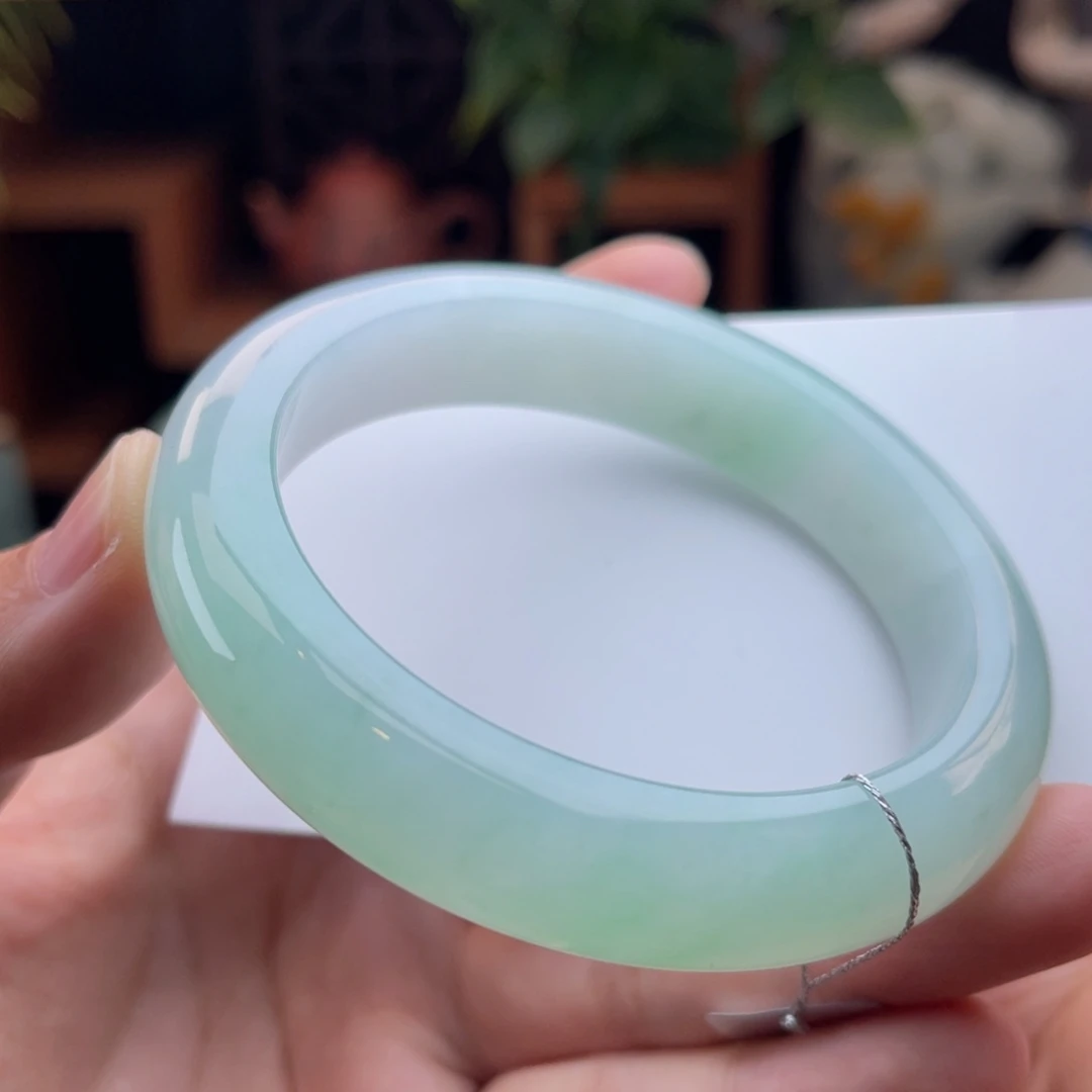 未镶嵌手镯翡翠和翠青不一样