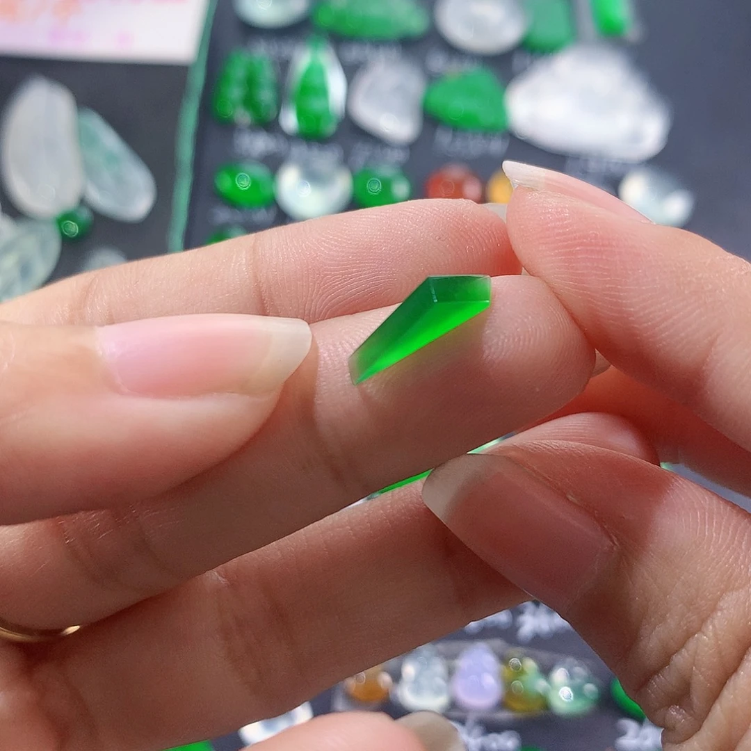 【闪购商品】翡翠颈饰未镶嵌切割