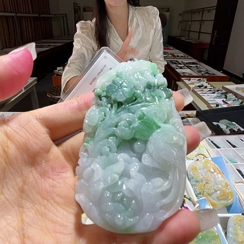 翡翠未镶嵌颈饰一个