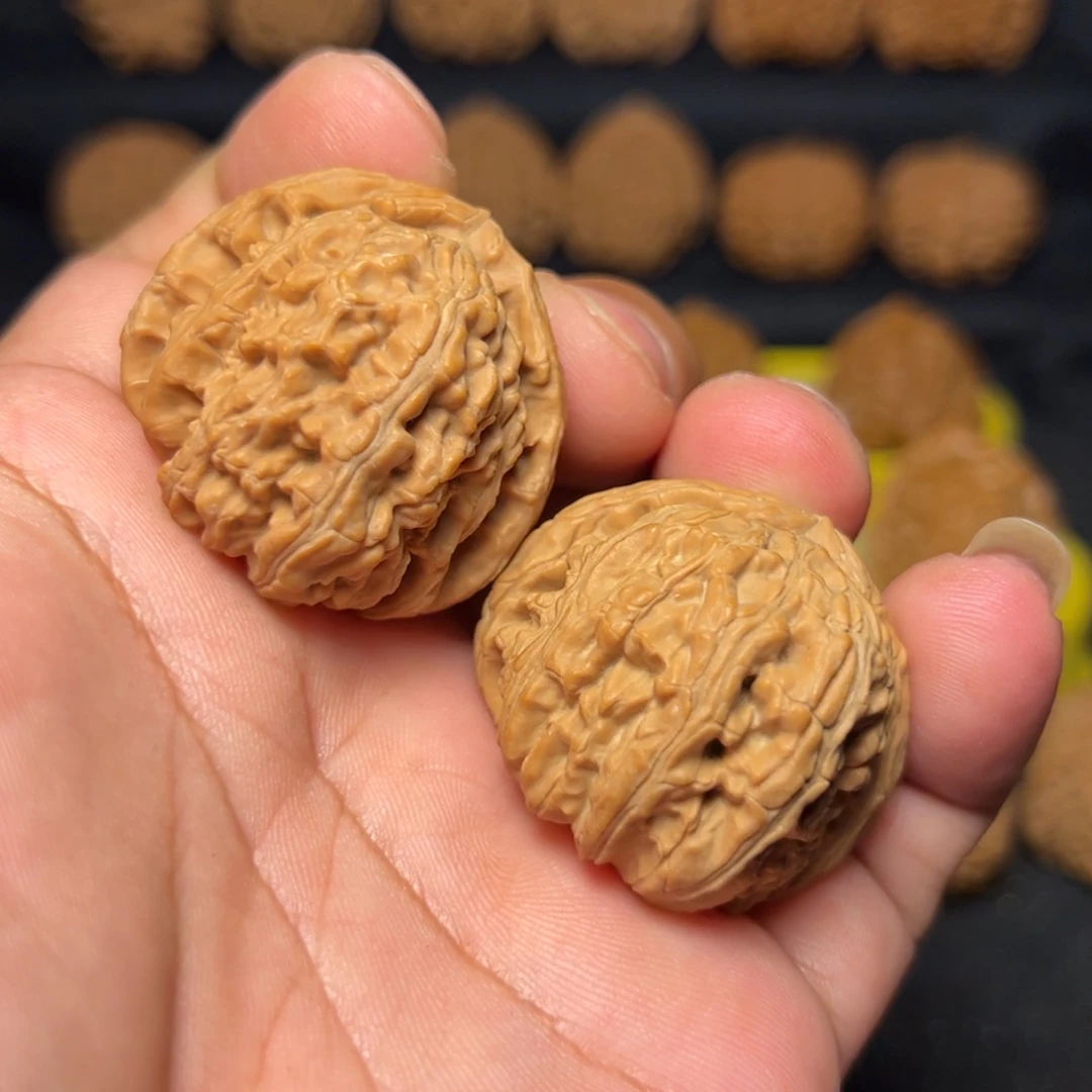 文玩核桃吊坠白狮子