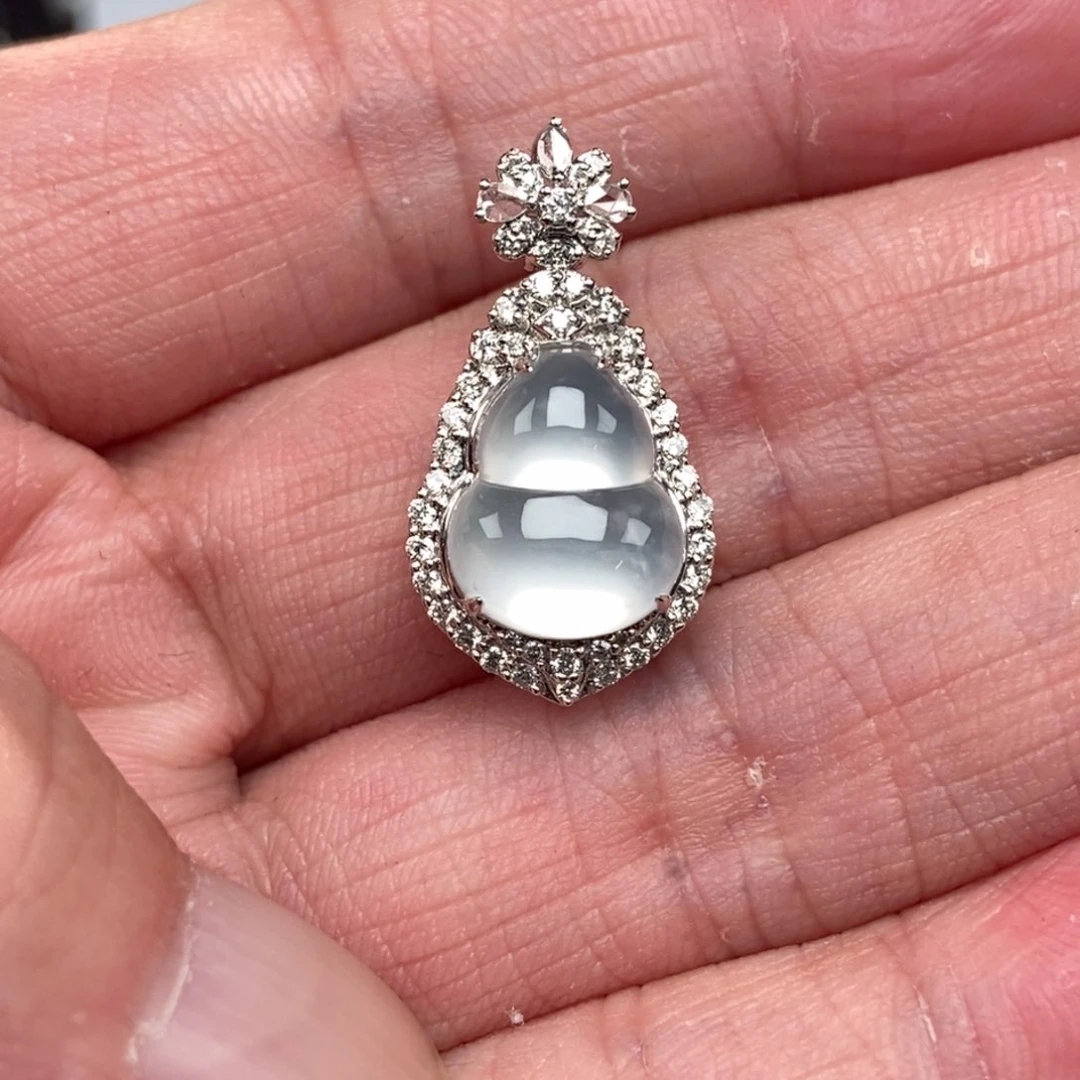 颈饰18K金镶嵌翡翠葫芦