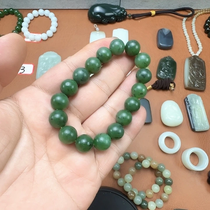 五***鱼和田玉未镶嵌颈饰