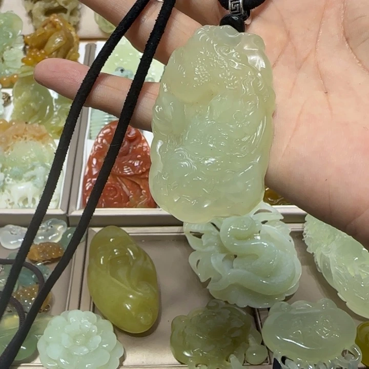 蛇纹石玉吊坠未镶嵌