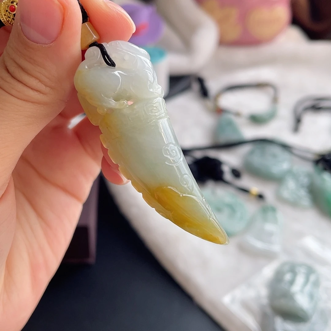 E***洪翡翠未镶嵌颈饰龙牙