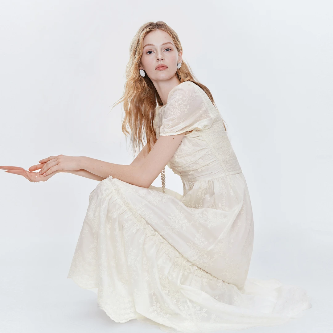 MISS COCOON可可尼白色蕾丝A字长裙2025夏季新款法式泡泡袖连衣裙